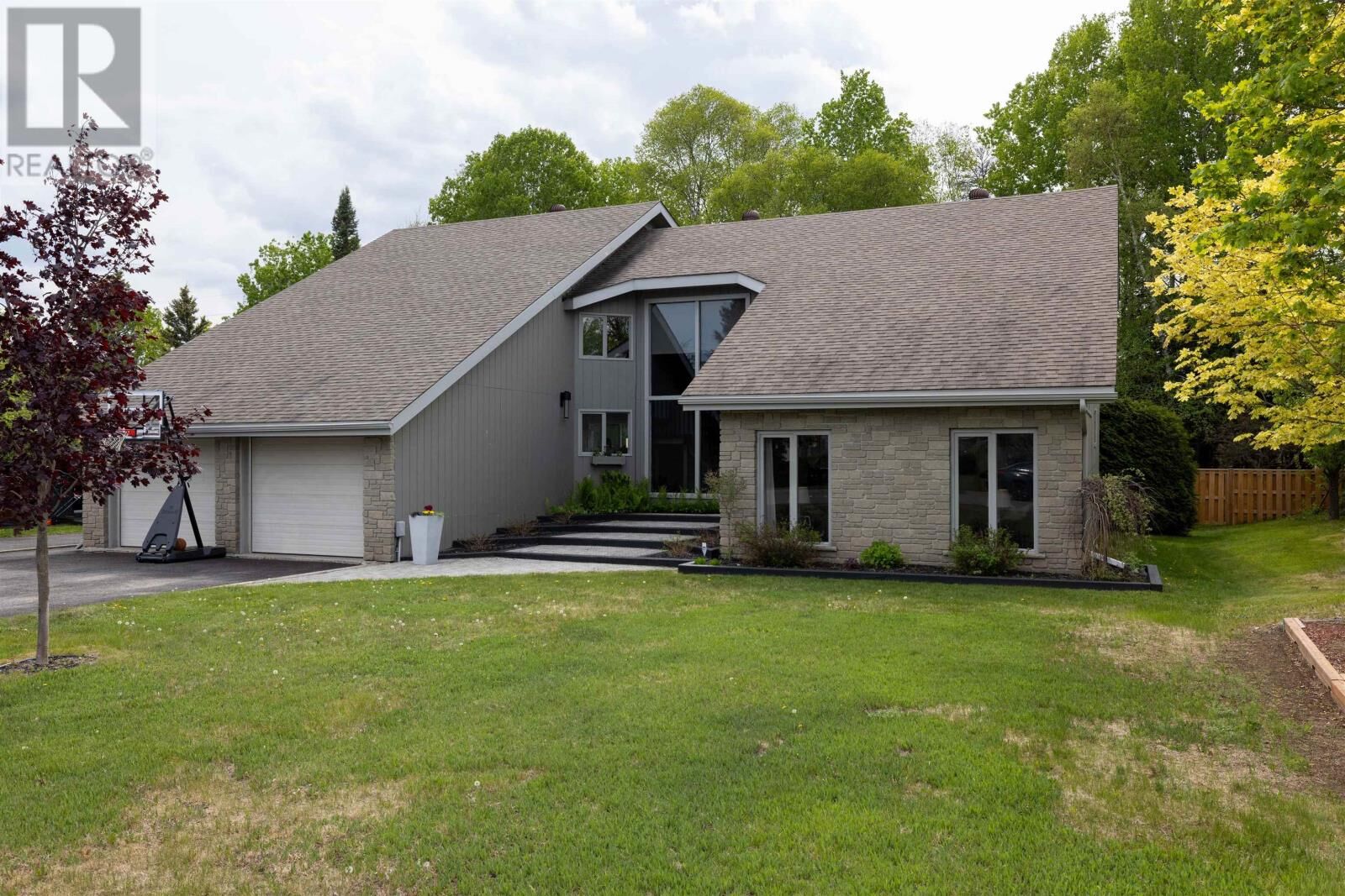 Property Photo:  115 Chercover Dr  ON P7G 1A7 