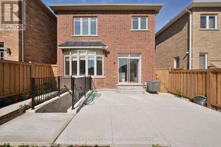 Property Photo:  21 Exhibition Crescent  ON L7A 4B9 