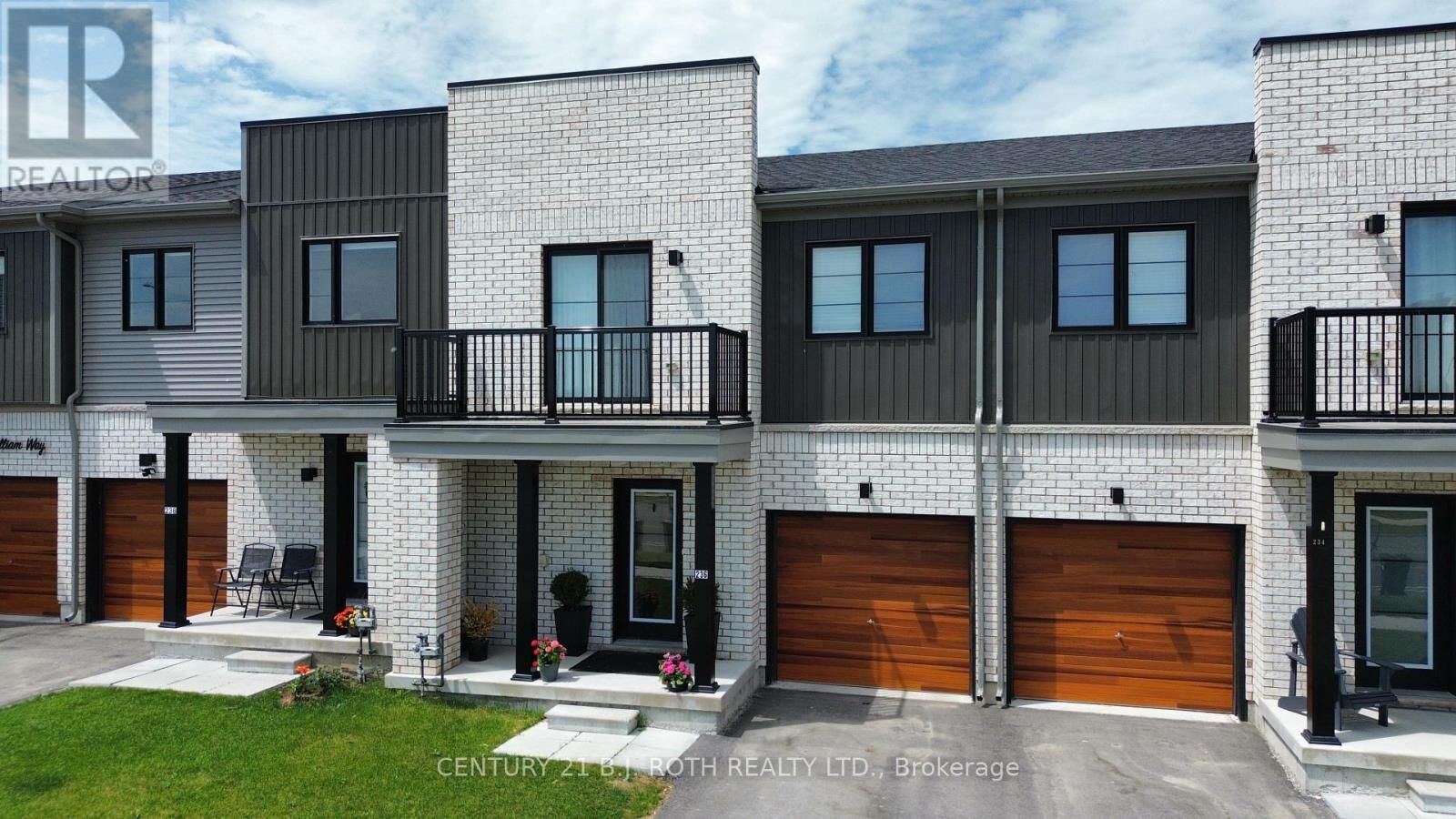Property Photo: 236 Prince William Way ON L4N 0Y9