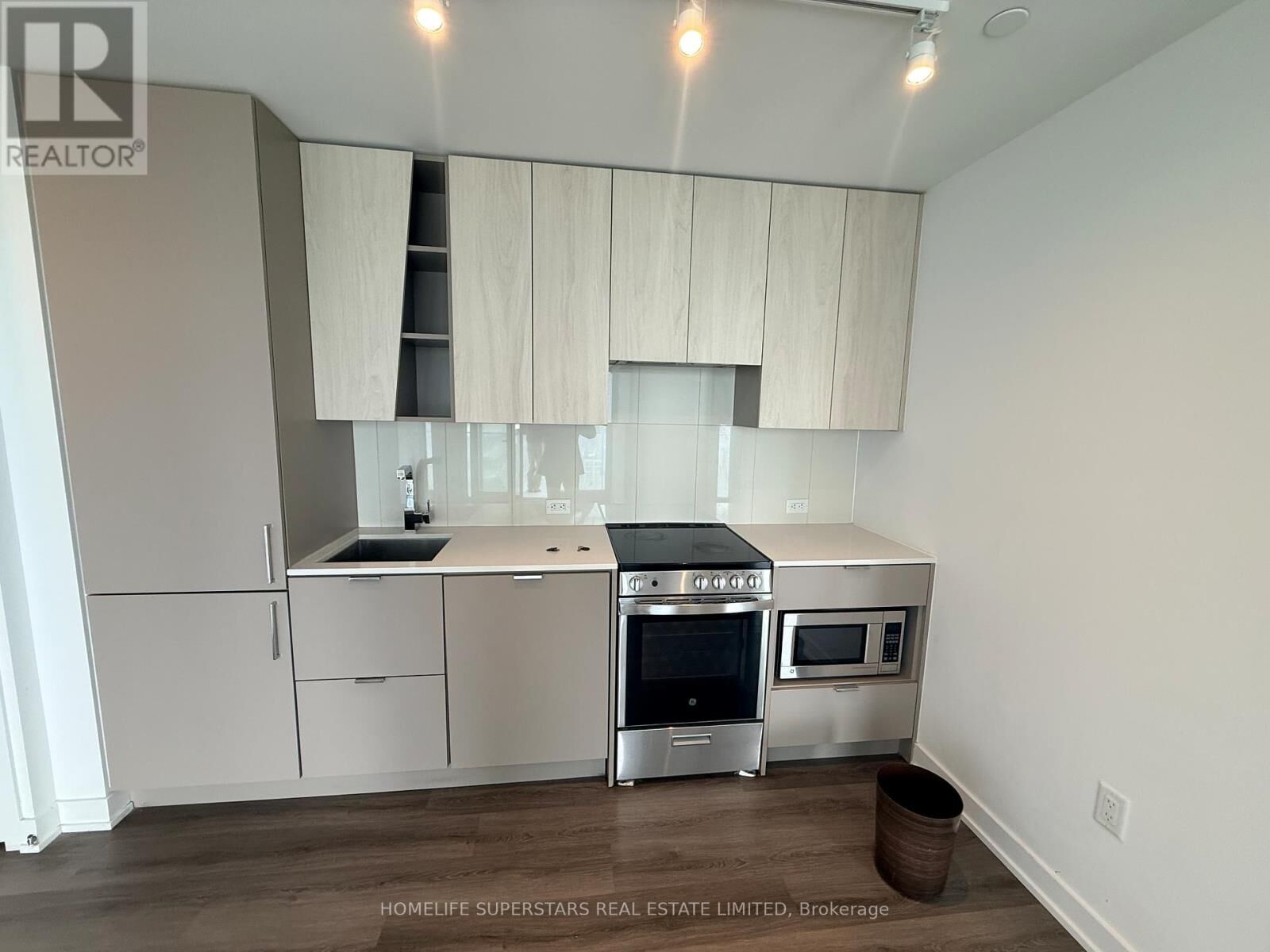 Property Photo:  3883 Quartz Road 1401  ON L5B 0M4 
