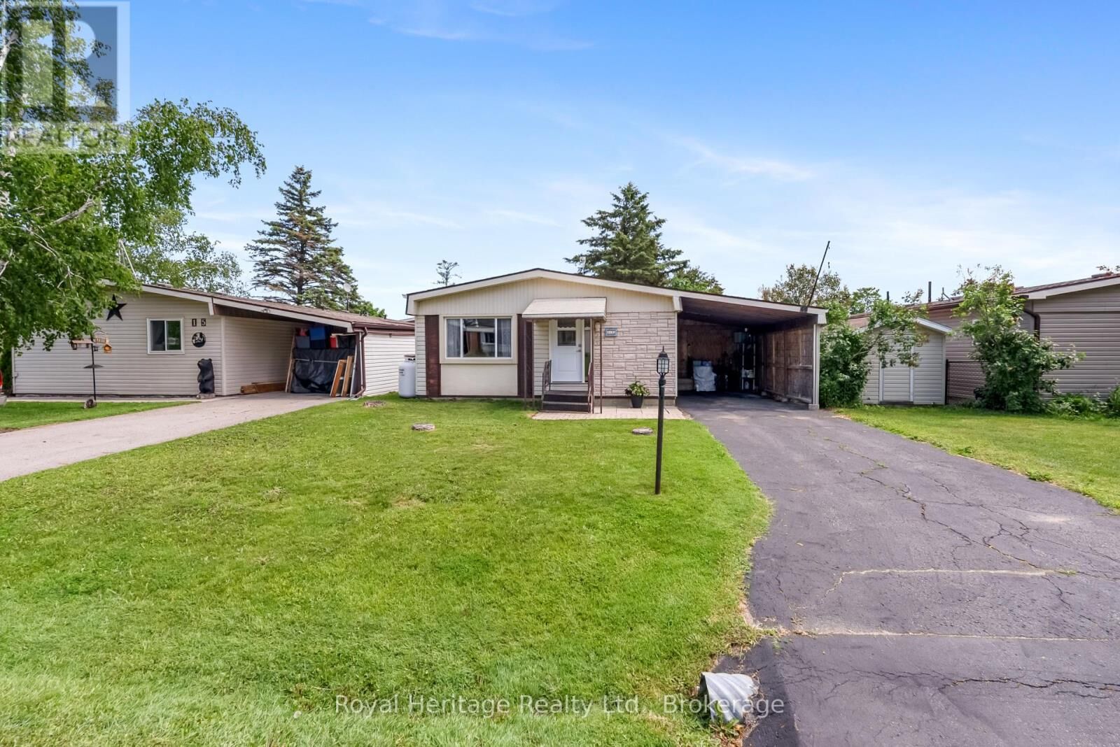 Property Photo: 17 Circle Drive ON K9V 0H7
