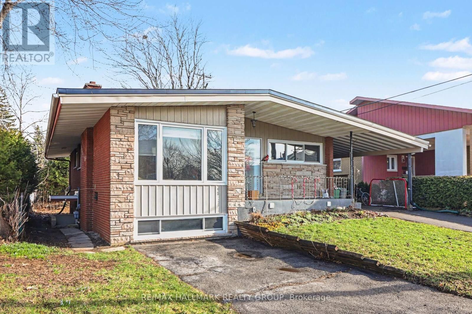Property Photo: 303 Lavergne Street 2 ON K1L 5E2