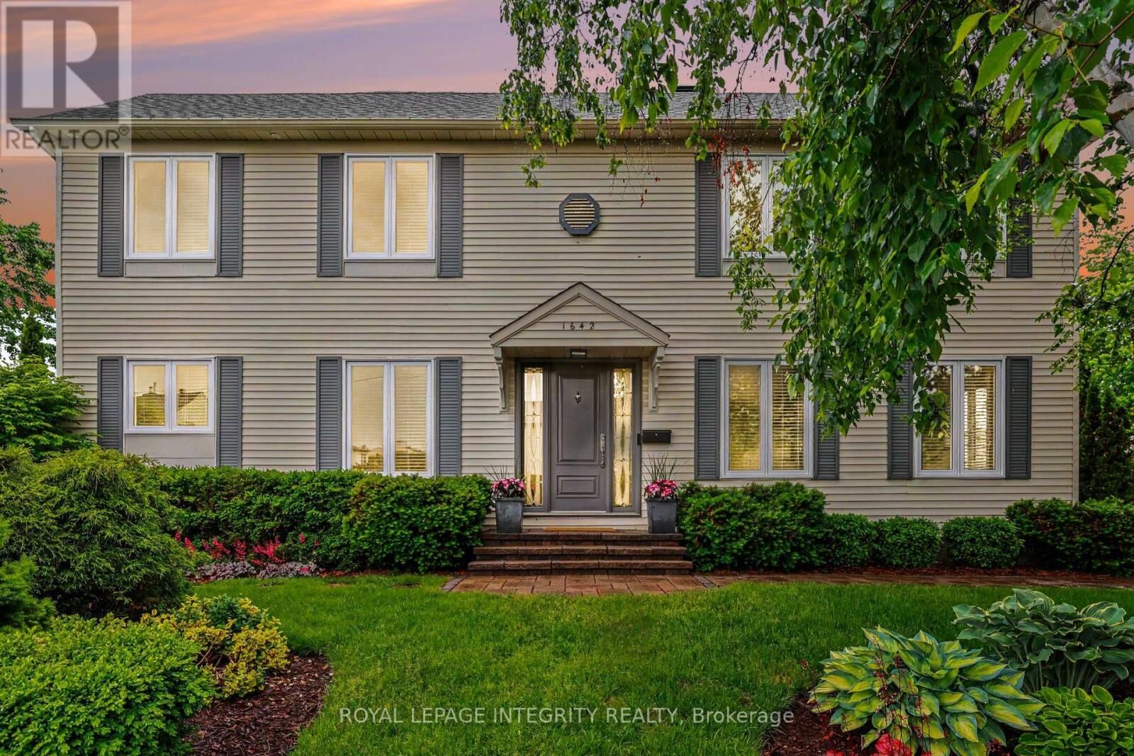 Property Photo: 1642 Champneuf Drive ON K1C 4W1