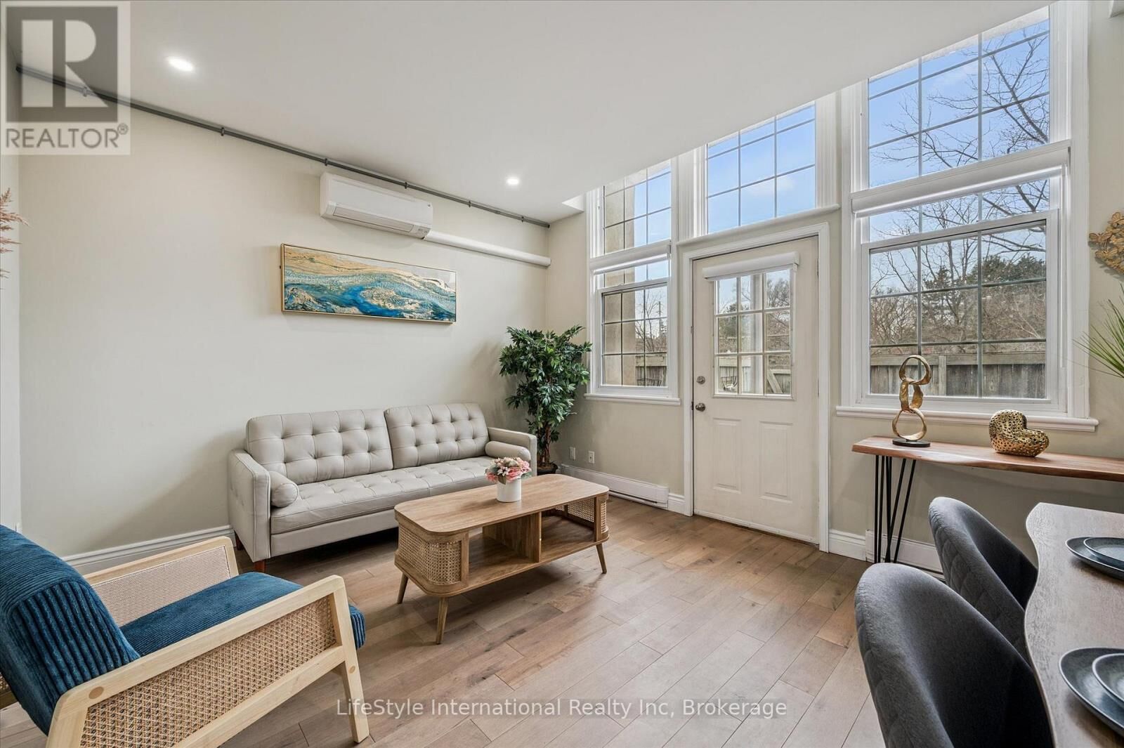 Property Photo:  196 Arthur Street North 6  ON N1E 4V8 