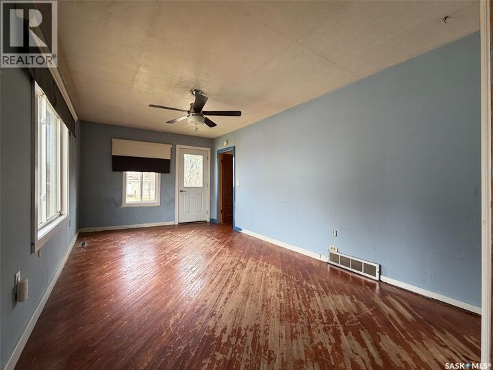 Property Photo:  102 Wayne Street  SK S0N 0A0 
