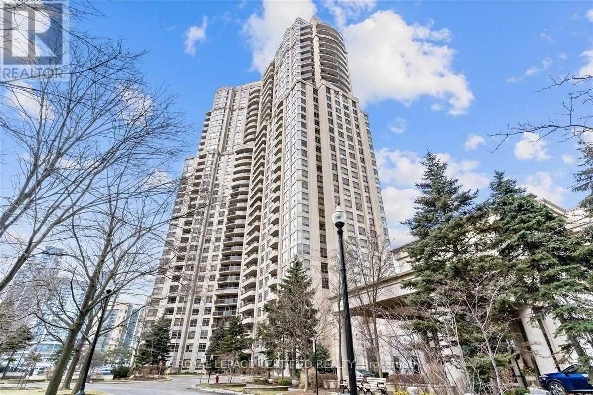 Property Photo: 35 Kingsbridge Garden Circle 1208 ON L5R 3Z5