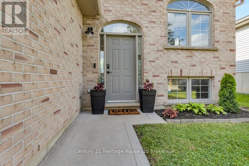 Property Photo:  14 Herford Street  ON N4G 4V2 
