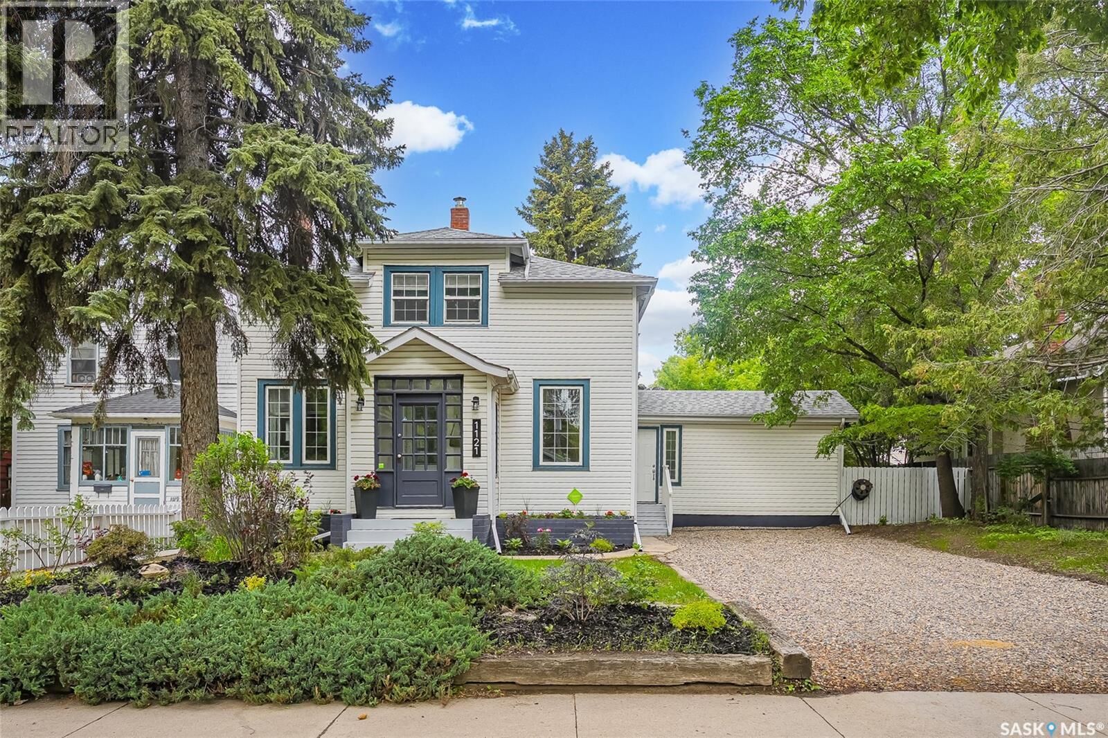 Property Photo:  1121 B Avenue N  SK S7L 1G2 