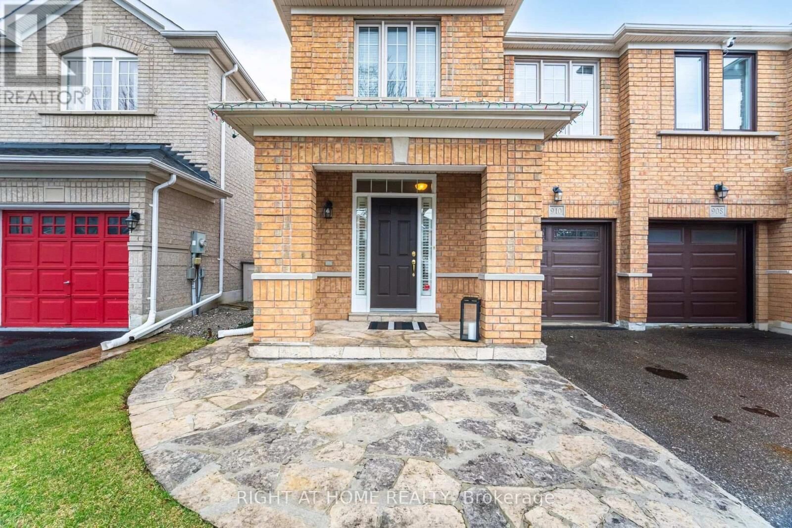 Property Photo:  910 Oaktree Crescent  ON L3X 2Z1 