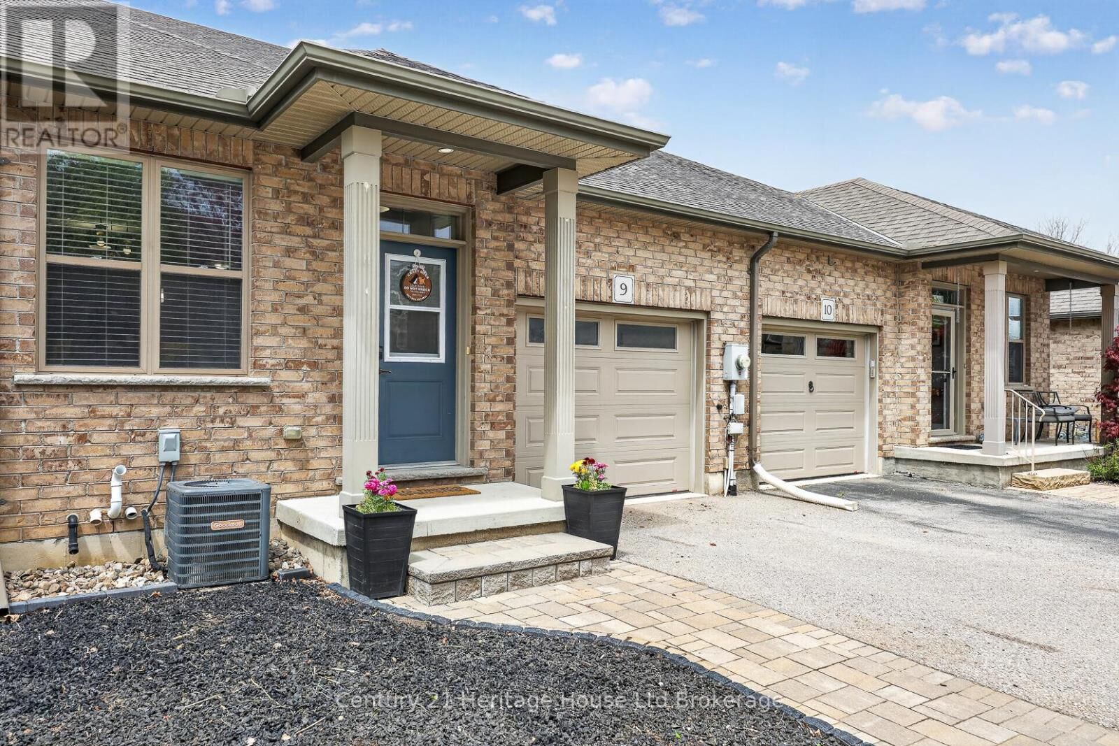 Photo de la propriété:  111 King Street East 9  ON N5C 1G8 