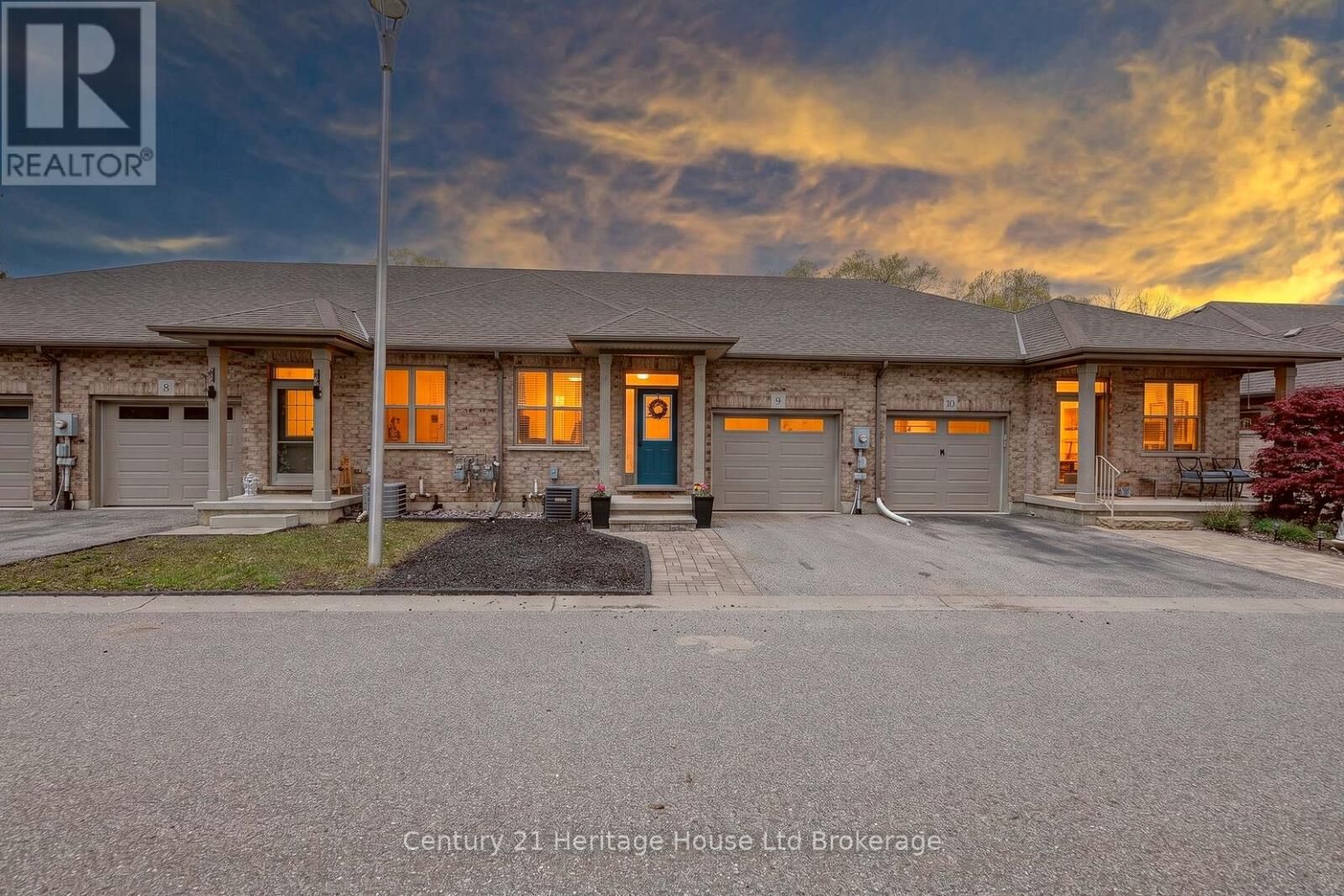 Property Photo:  111 King Street East 9  ON N5C 1G8 