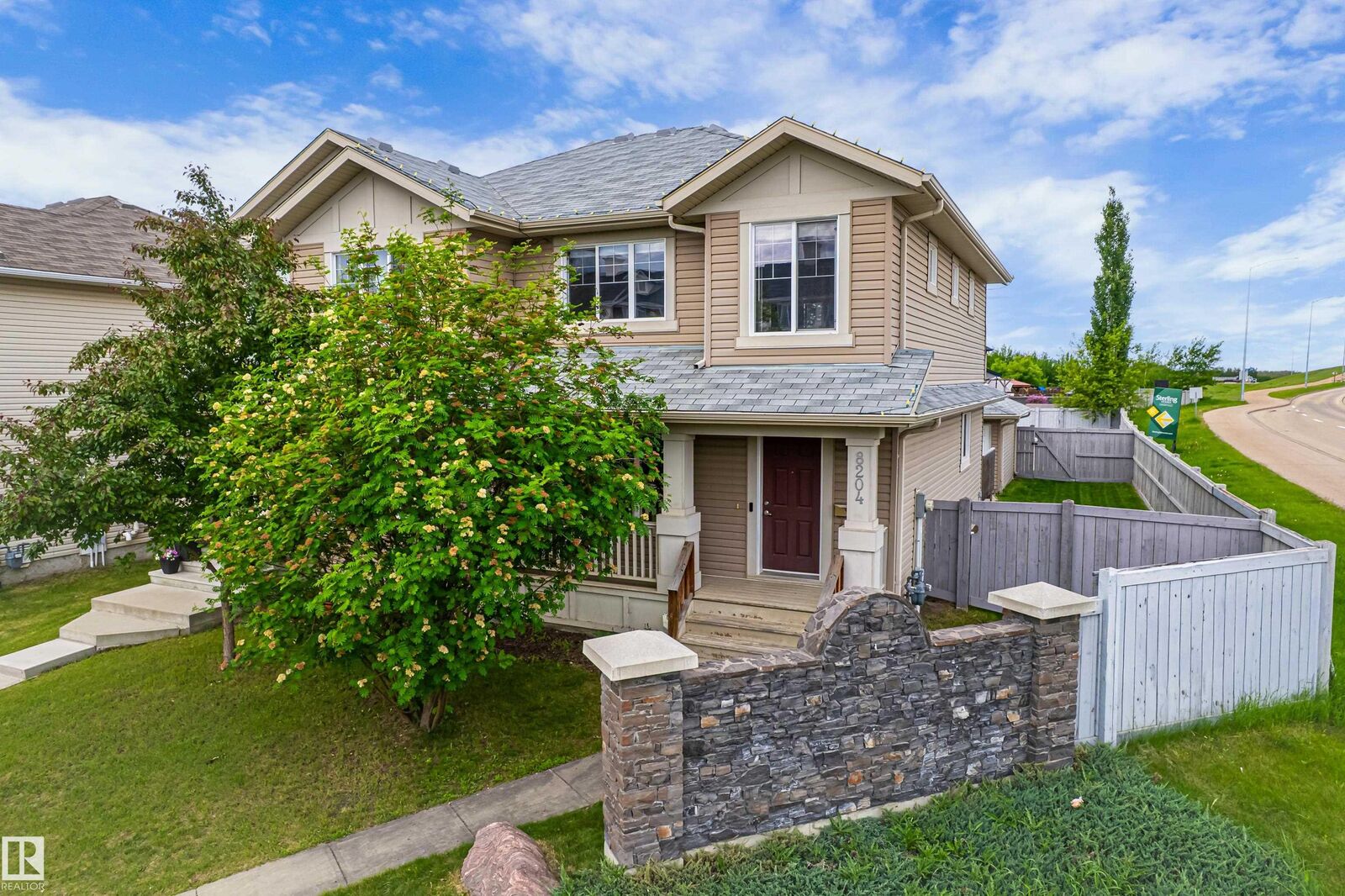 Photo de la propriété:  8204 180 Avenue NW  AB T5Z 0H8 