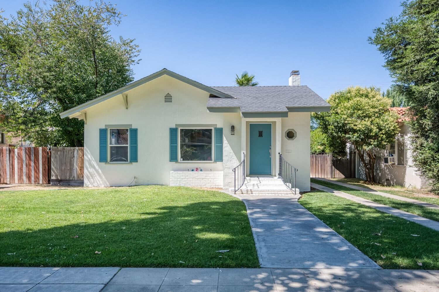 Property Photo:  659 E Harvard Avenue  CA 93704 