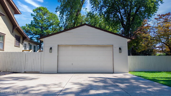 Property Photo: 1424 Cardinal Dr KY 40213