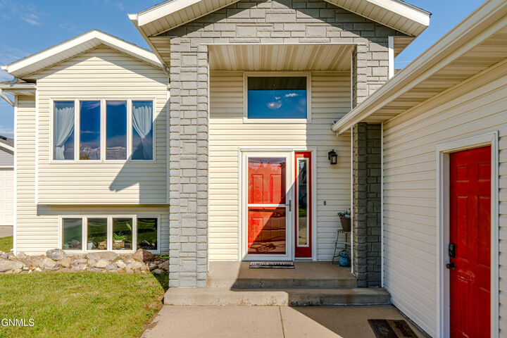 Property Photo:  1015 Plainview Drive SE  ND 58554 