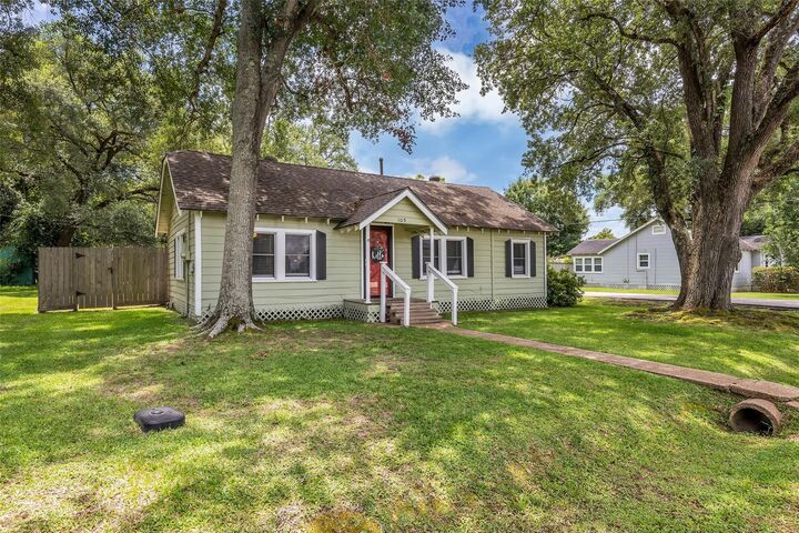 Property Photo: 109 Oxford Street TX 77375