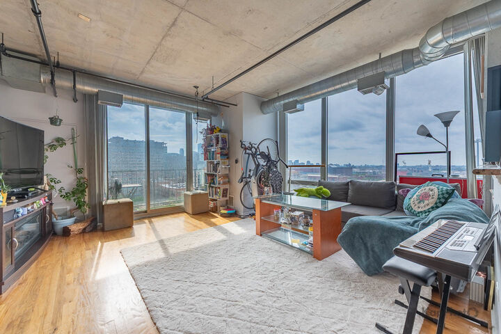 Property Photo: 700 W Van Buren Street 1404 IL 60607