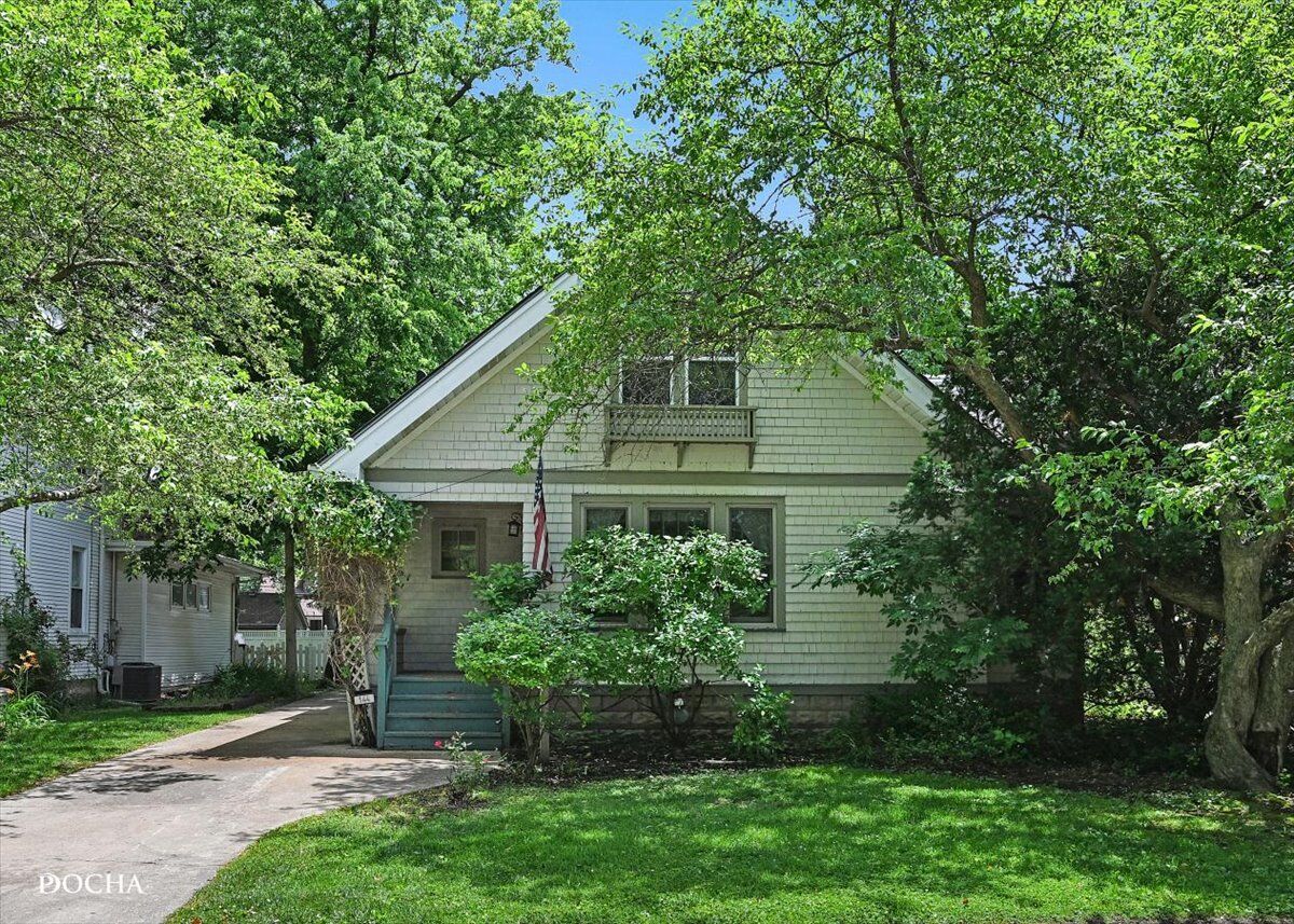 Property Photo:  144 S Commonwealth Avenue  IL 60506 