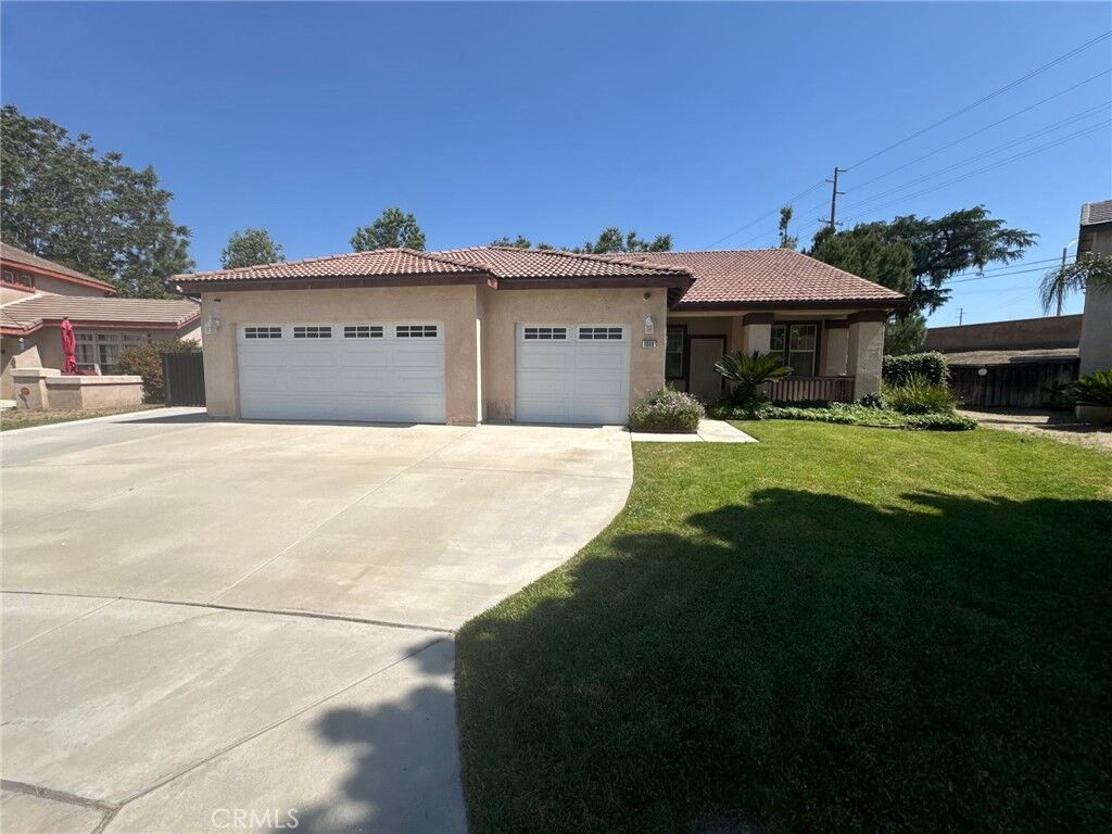 Property Photo: 1809 Rue Chenin Blanc CA 92583