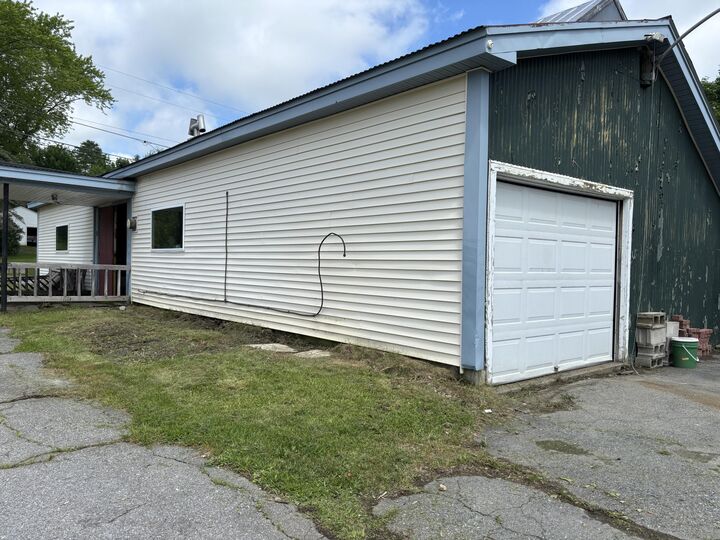 Property Photo: 8 Oakland Road ME 04937