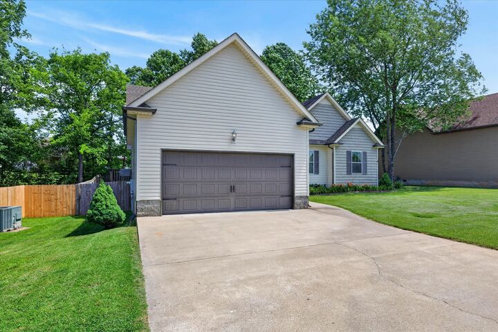 Property Photo: 2852 Kettle Ct TN 37043