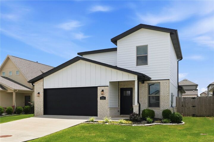 Property Photo:  1706 W Broadway Place  AR 72758 