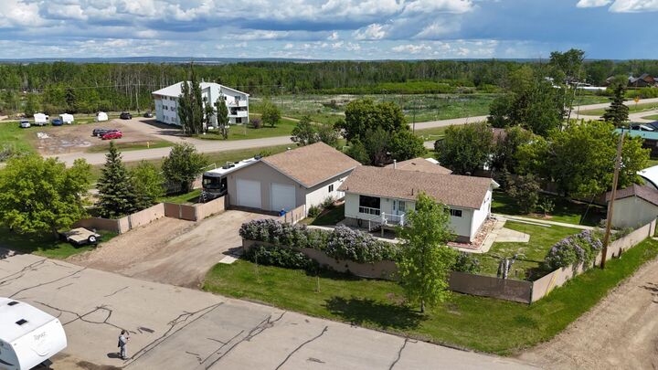 Property Photo:  920 5 Avenue  AB T0H 2A0 