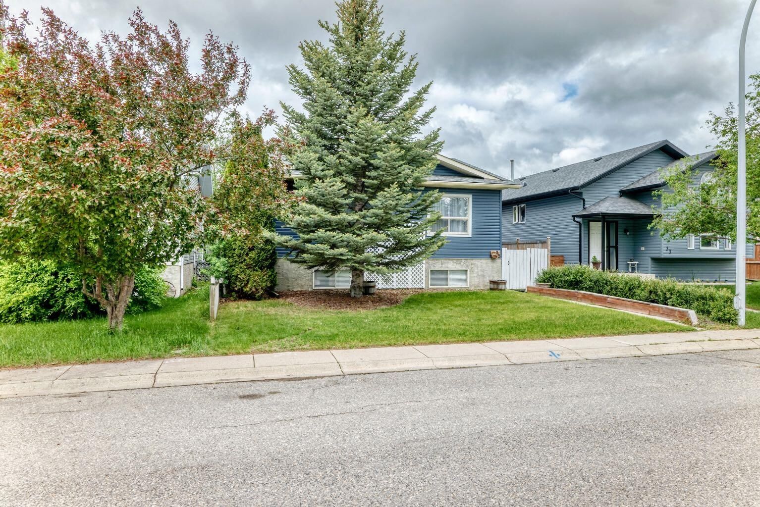 Property Photo: 35 Green Meadow Crescent AB T1P 1H4