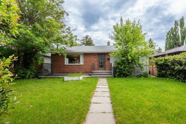 Property Photo:  3136 46 Street SW  AB T3E 3W8 