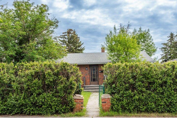 Property Photo:  3136 46 Street SW  AB T3E 3W8 
