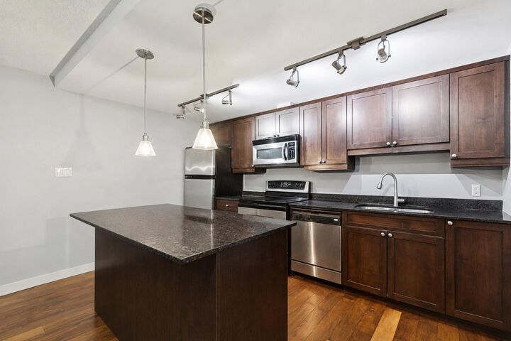 Property Photo: 1025 14 Avenue SW 413 AB T2R 0N9