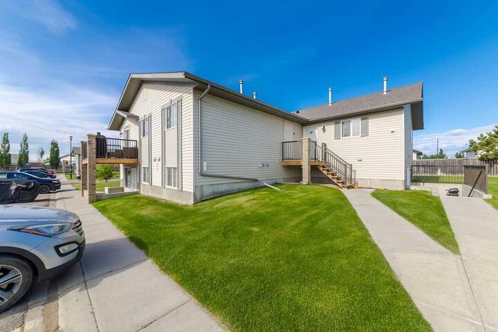 Property Photo: 1901 52 Avenue 1 AB T9V 3K7