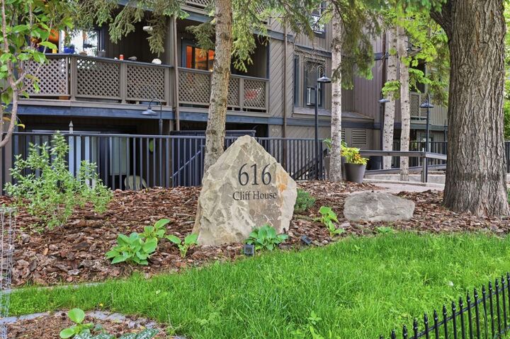 Property Photo:  616 24 Avenue SW 17  AB T2K 0K6 