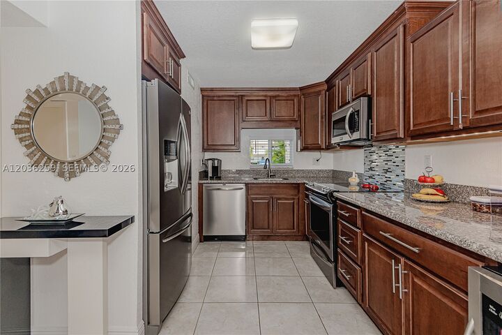 Property Photo: 9410 N Hollybrook Lake Dr 11-109 FL 33025