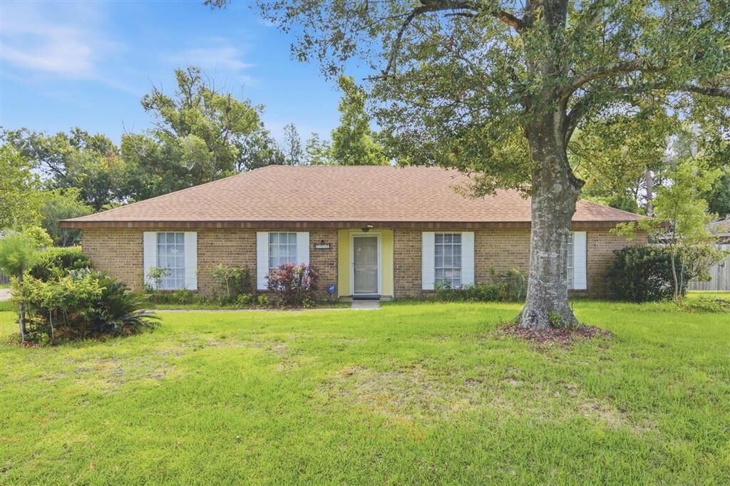 Property Photo: 4711 E Greenfield Cir Circle E LA 70605
