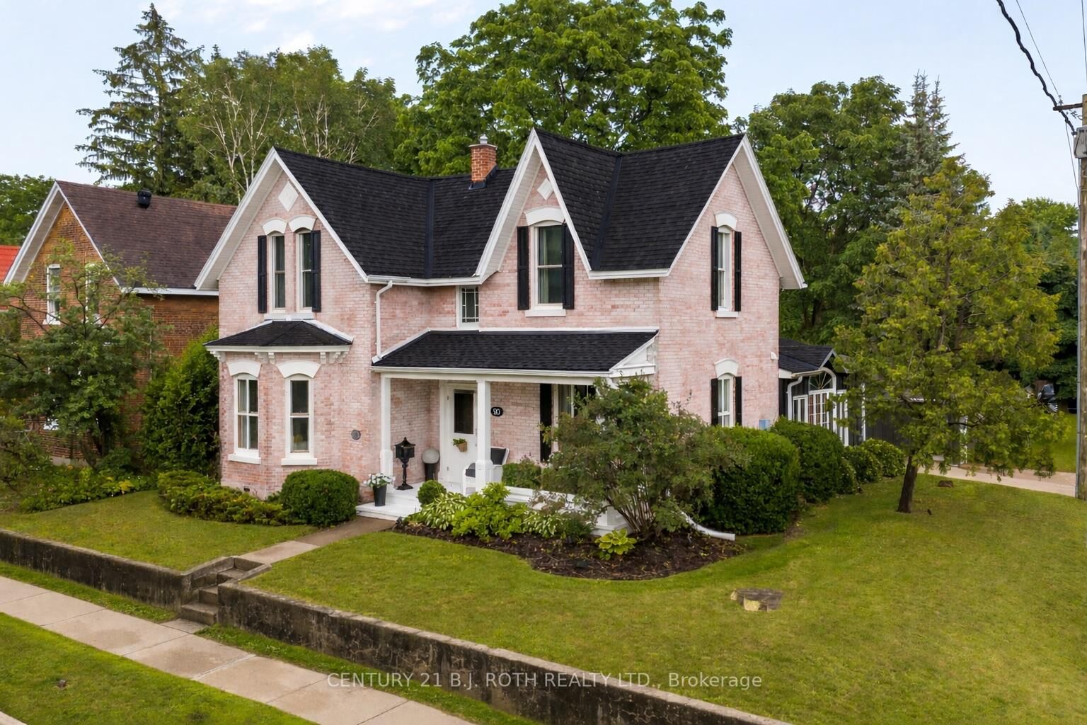 Property Photo:  90 Cumberland Street  ON L4N 2P7 