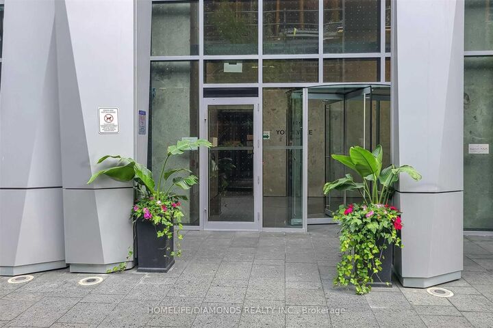 Property Photo: 1 Yorkville Avenue 3302 ON M4W 1L1