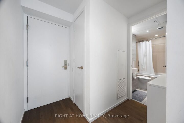 Property Photo: 5 St. Joseph Street 3403 ON M4Y 1J6