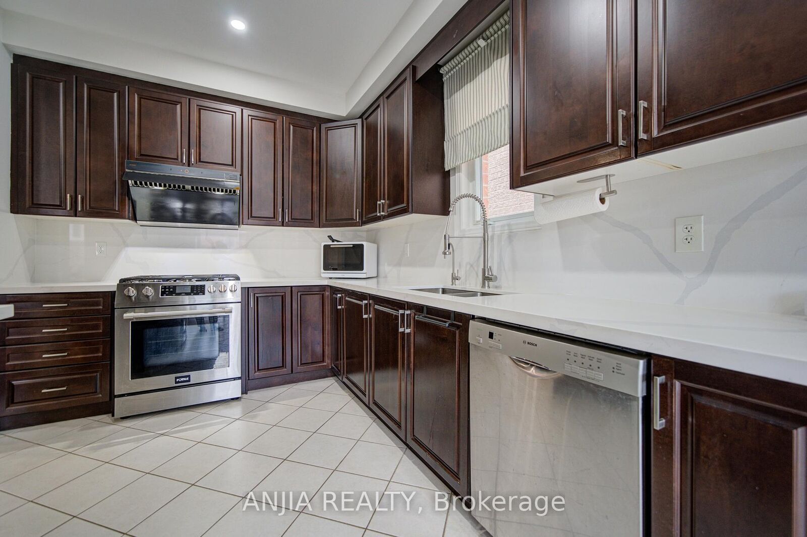 Property Photo: 101 Gar Lehman Avenue ON L4A 0W9