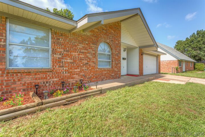Property Photo: 1508 Cardinal Circle OK 74066