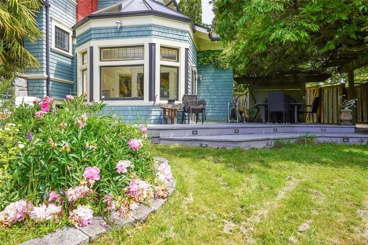 Property Photo: 1377 Rockland Ave BC V8S 1V7