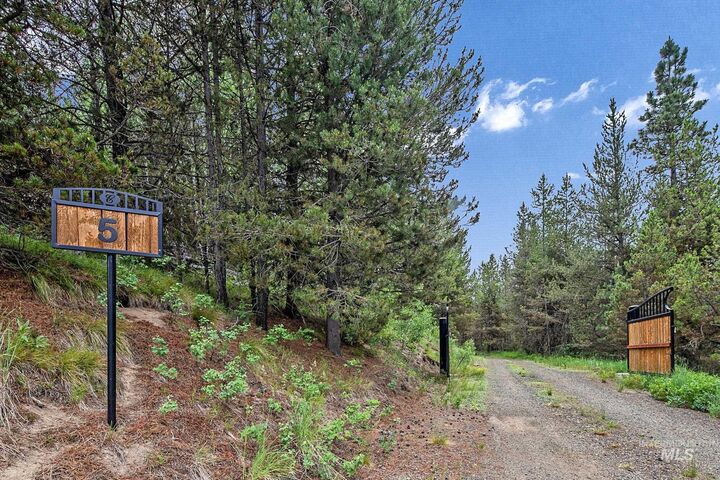 Property Photo: 5 Laurins Ln ID 83611