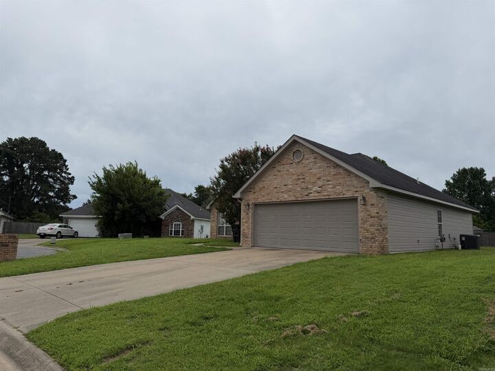 Property Photo: 14012 Knighton Cove AR 72117