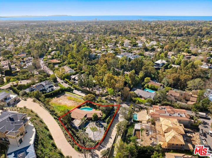 Property Photo:  590 N Tigertail Rd  CA 90049 