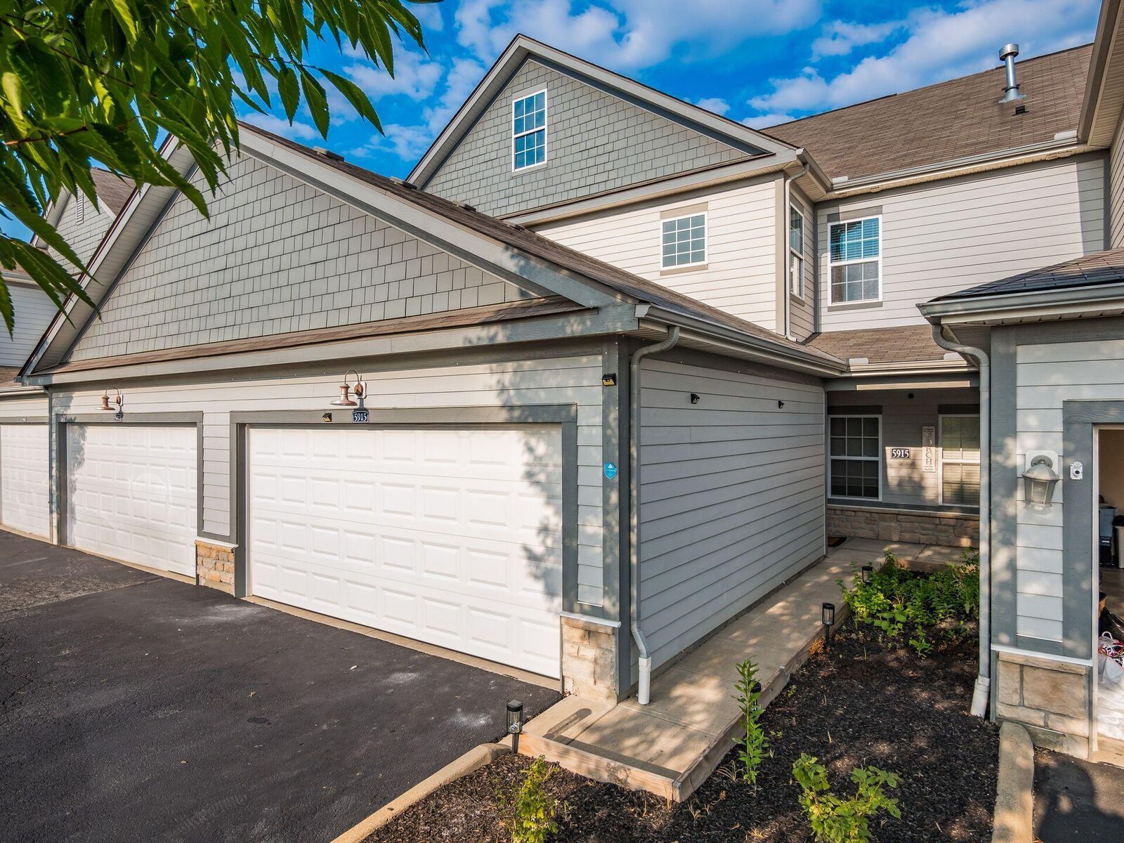 Property Photo: 5915 Blackbird Way OH 43035