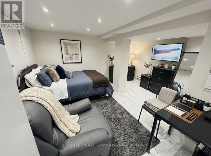Property Photo: 237 Lakeshore Road East 7 (Bsmt) ON L5G 1G8