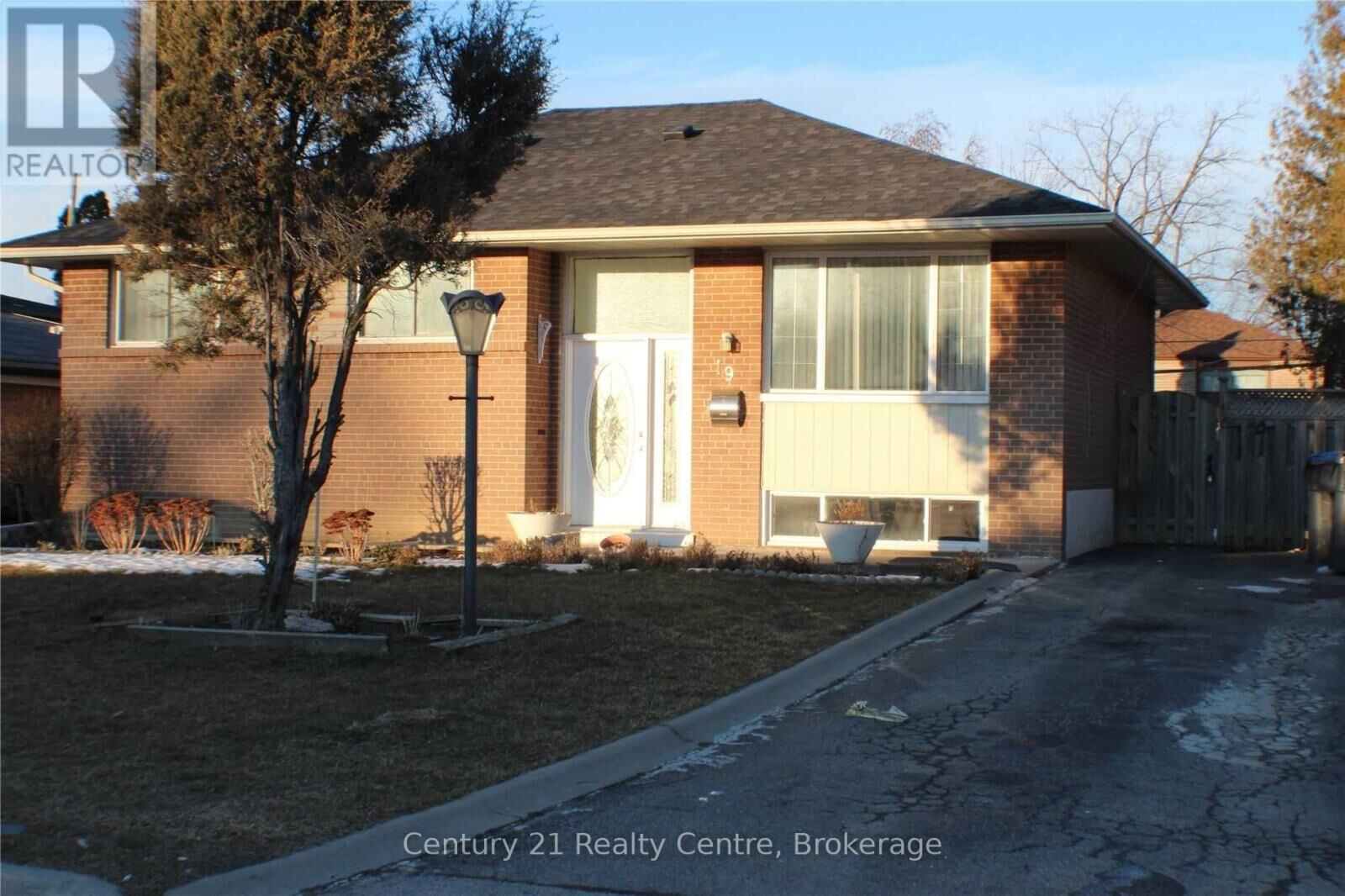 Property Photo: 19 Athlone Avenue Upper Lvl ON L6T 2N5