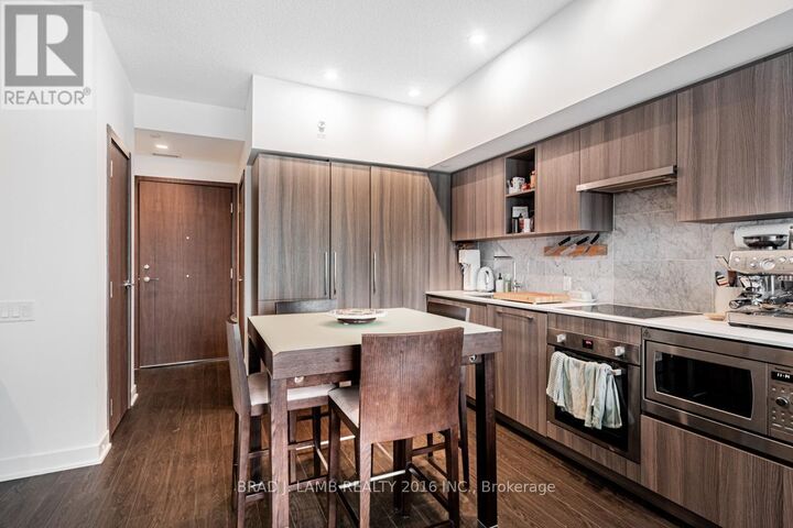 Property Photo:  19 Bathurst Street 3208  ON M5V 0N2 