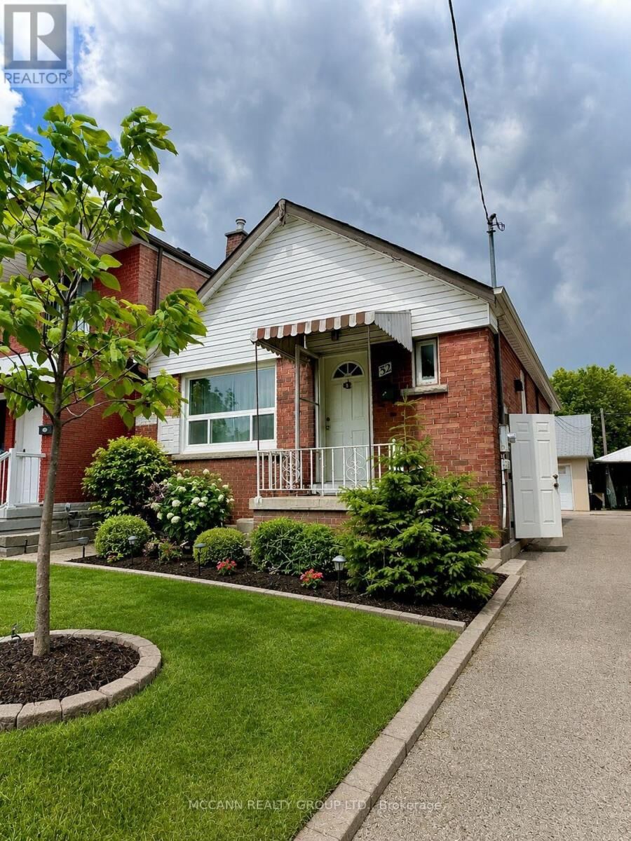Property Photo:  32 Belgravia Avenue Main  ON M6E 2M5 