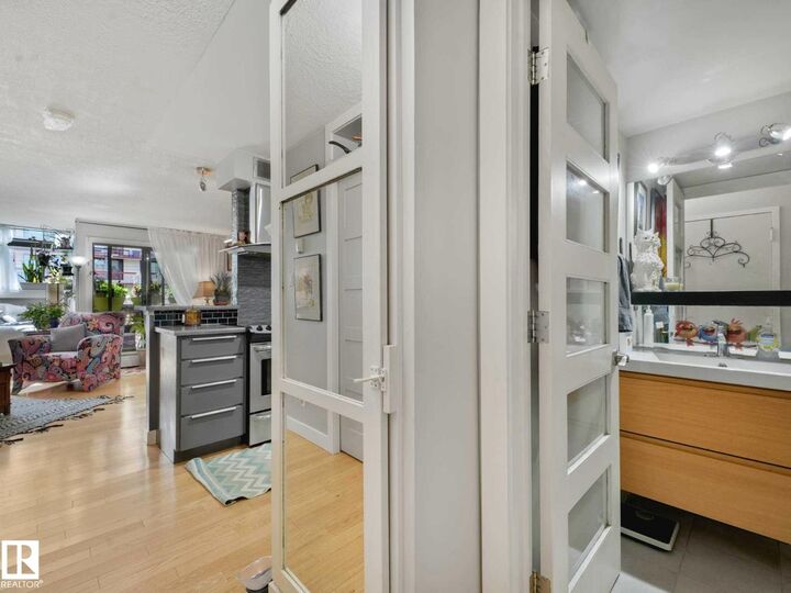 Property Photo:  #201 10148 118 St NW  AB T5K 1Y4 
